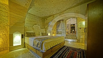 Luxury Süit | Egyptian cotton sheets, premium bedding, desk, soundproofing