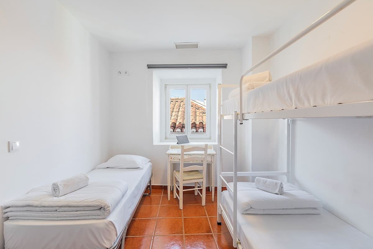 Basic Triple Room | Free WiFi, bed sheets