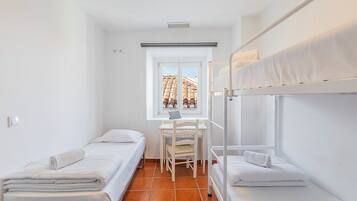 Basic Triple Room | WiFi (free), bed sheets