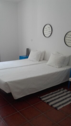 Basic Room | Free WiFi, bed sheets, wheelchair access - HI Évora – Pousada de Juventude - Hostel (Évora)