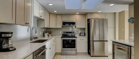 Réfrigérateur, four à micro-ondes, un four, surface de cuisson