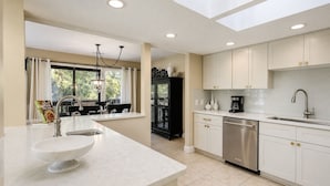 Coffee/tea maker, fridge, microwave, oven - 102 Beachwalk – Your Coastal Retreat Just Moments from the Shore! (Hilton Head Island)