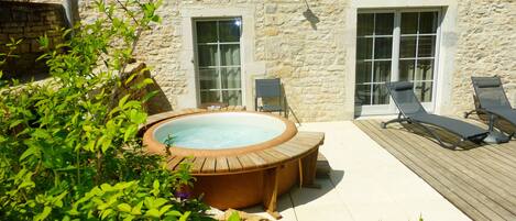 Outdoor spa tub
