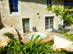 Bồn tắm spa ngoài trời