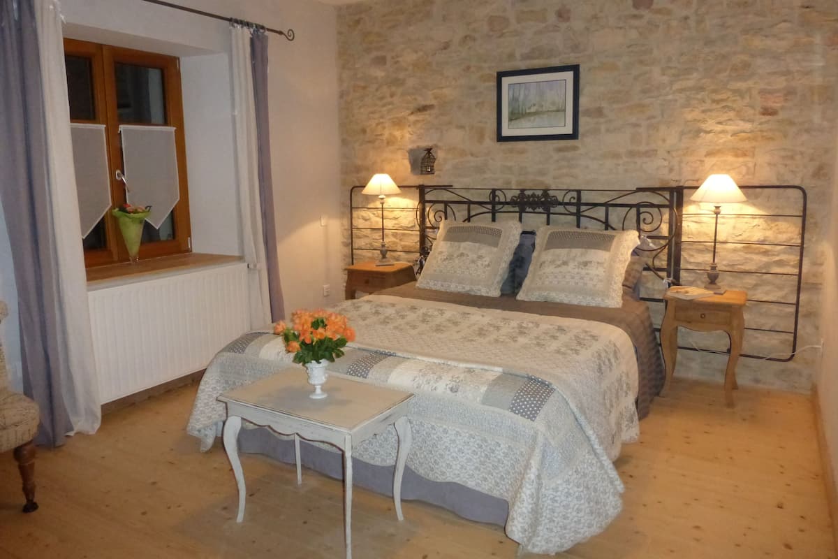 Double Room | Premium bedding, desk, iron/ironing board (on request), free WiFi