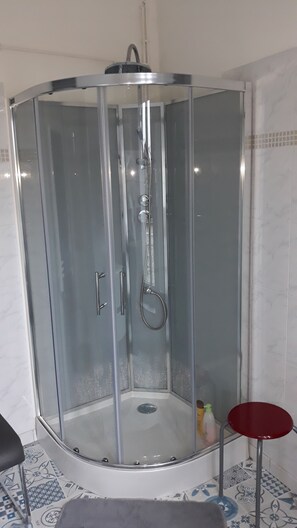Studio, Multiple Beds, Non Smoking, City View | Bathroom shower - Aude Cité-City (Carcassonne)