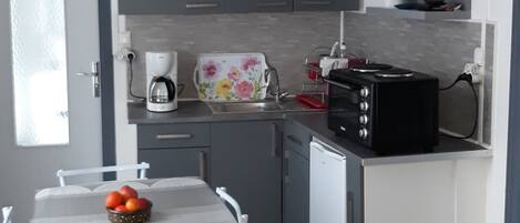 Studio, Multiple Beds, Non Smoking, City View | Private kitchen | Fridge, coffee/tea maker, electric kettle