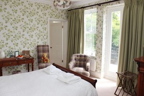 Desk, iron/ironing board, free WiFi, individually decorated - St Katharine's House (Milford Haven)
