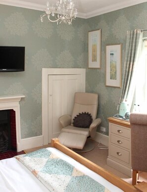Desk, iron/ironing board, free WiFi, individually decorated - St Katharine's House (Milford Haven)