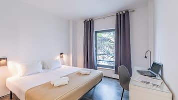 Double Room, Private Bathroom | Blackout drapes, bed sheets, wheelchair access