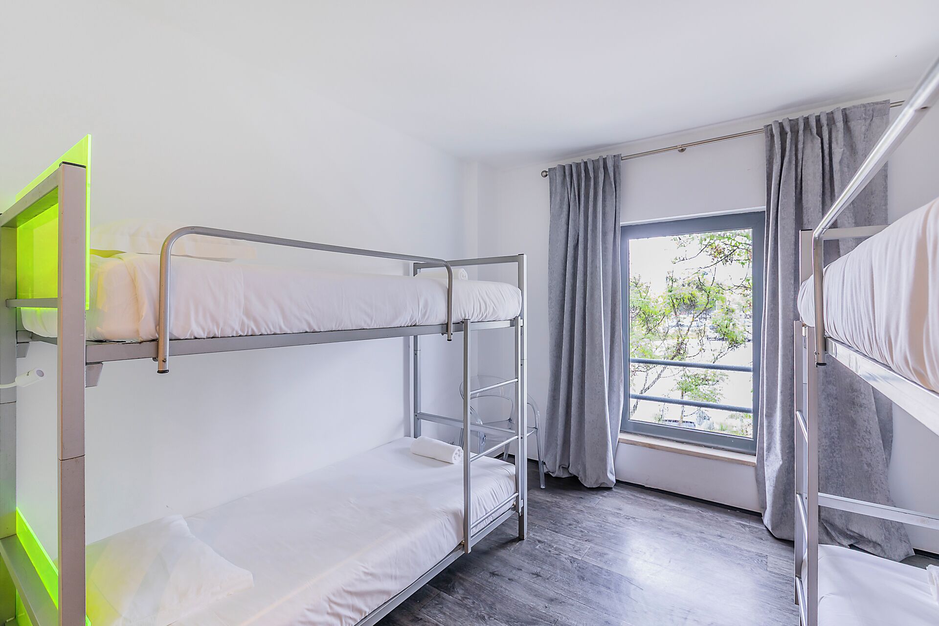 Pimennysverhot, vuodevaatteet, pääsy pyörätuolilla