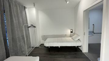 Tomannsrom, privat bad | Blendingsgardiner, sengetøy og rullestolvennlig