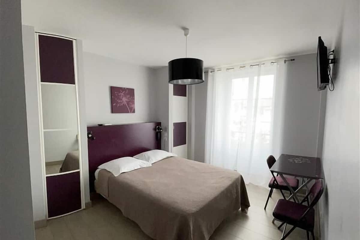 Une chambre à coucher avec un lit, un bureau et une chaise.