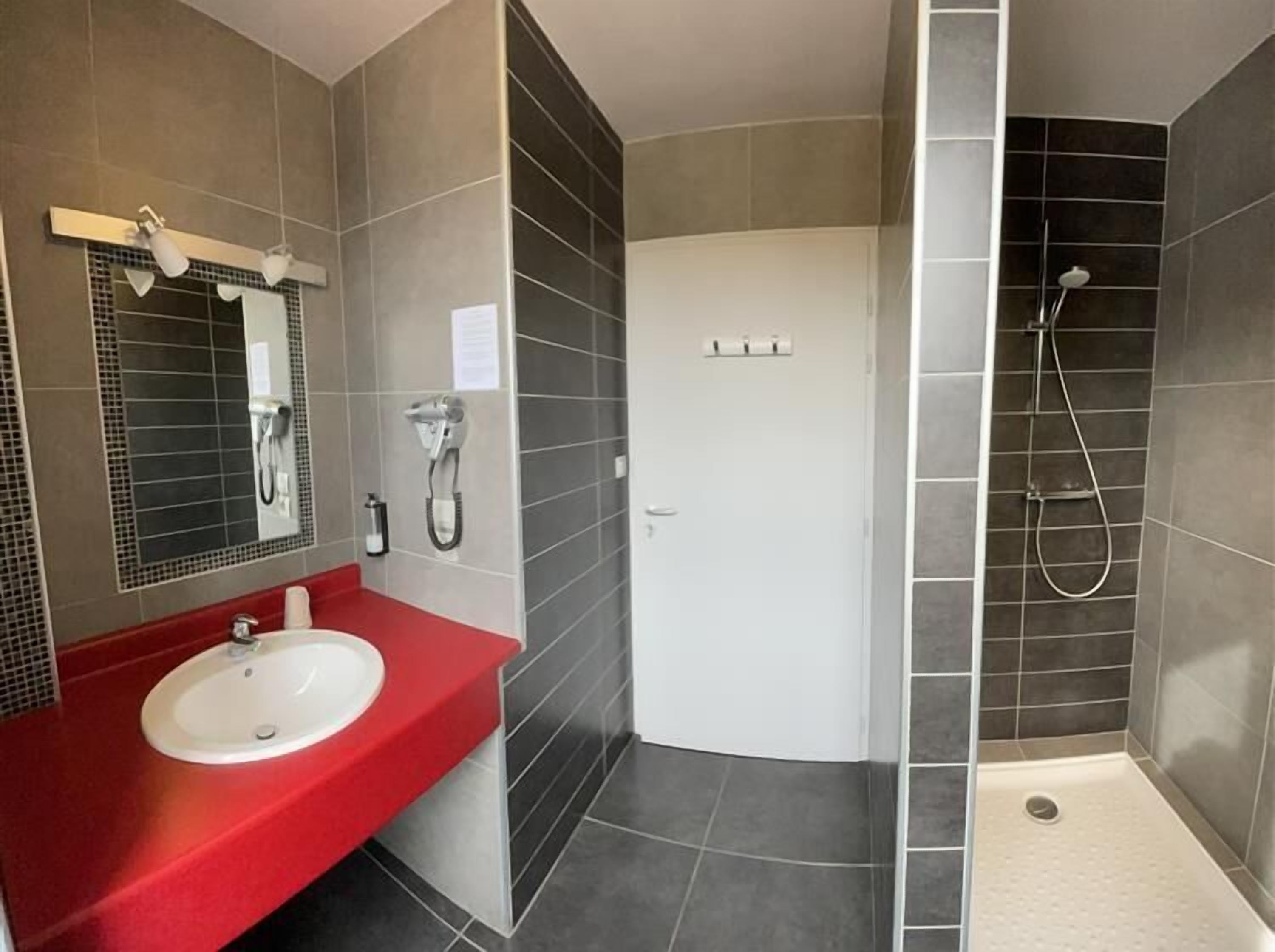 junior suite | bathroom | shower, free toiletries, hair dryer, towels
