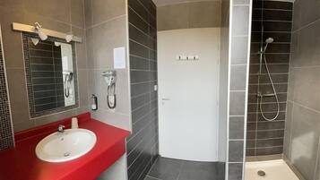 Suite junior | Baño | Artículos de higiene personal gratuitos, secador de pelo y toallas