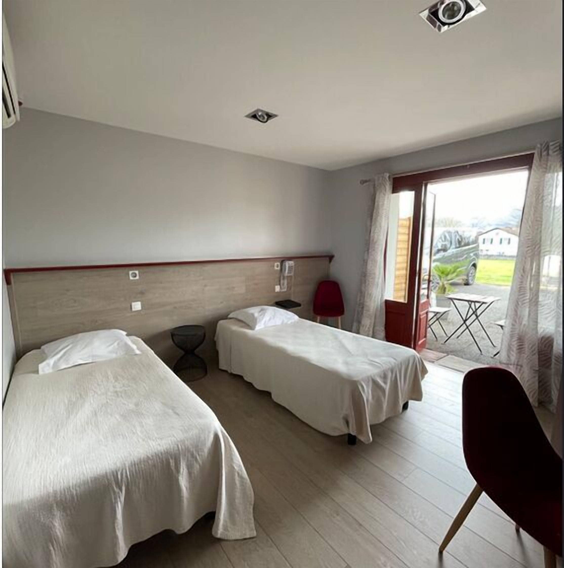 twin room | blackout curtains, free cots/infant beds, free wifi, bed sheets