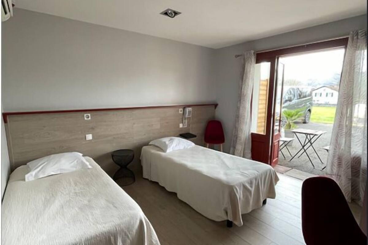 twin room | blackout curtains, free cots/infant beds, free wifi, bed sheets