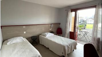 Rideaux occultants, lits bébé (gratuits), Wi-Fi gratuit, draps fournis