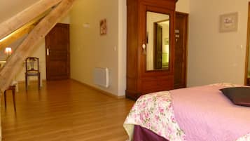 Suite, salle de bains attenante (3 épis) | Draps en coton égyptien, literie de qualité supérieure, minibar