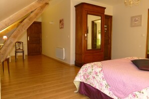 Suite, baño en la habitación (3 épis) | Sábanas de algodón egipcio, ropa de cama de alta calidad y minibar 