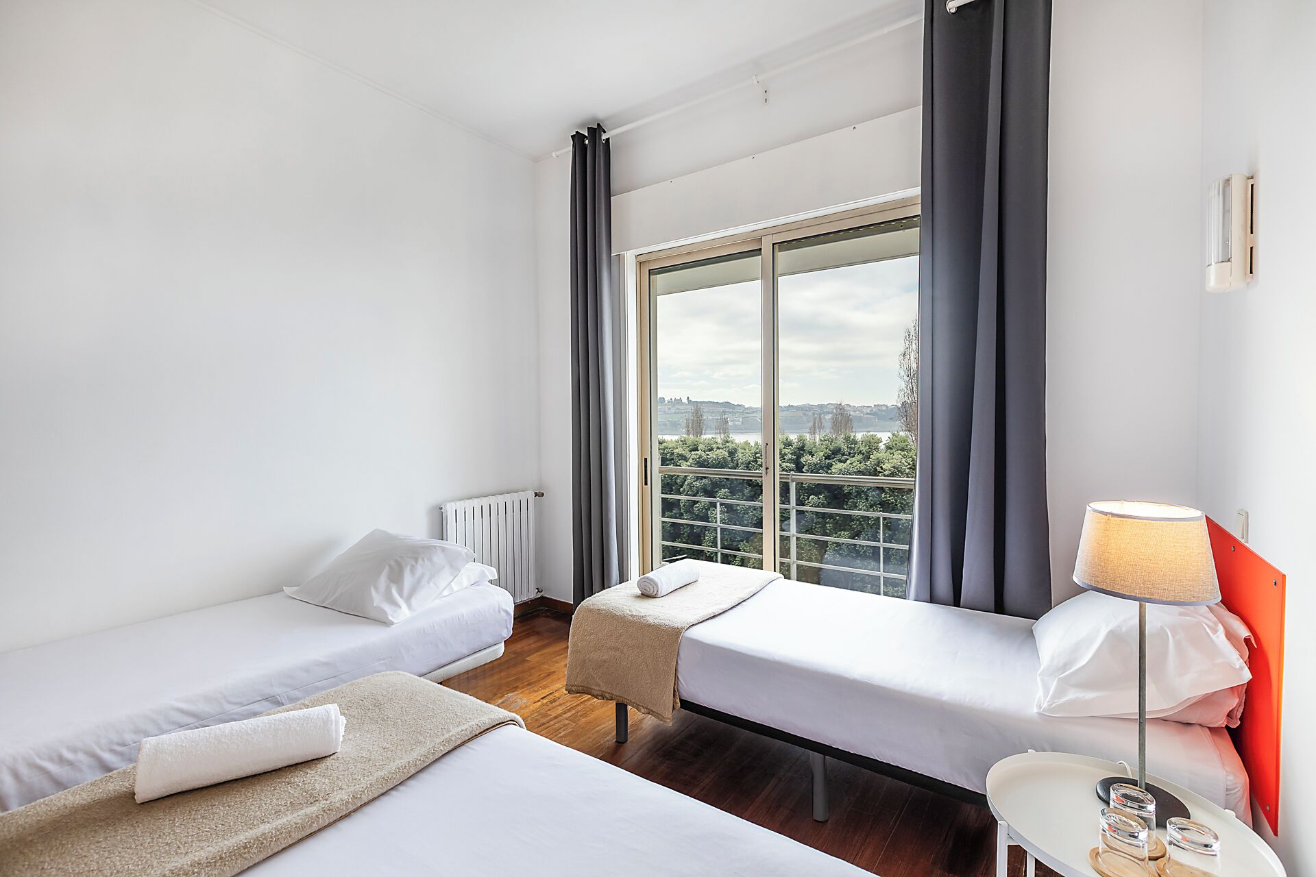 Basic trippelrum - 3 enkelsängar - icke-rökare - privat badrum | Strykjärn/strykbräda, gratis wi-fi och sängkläder