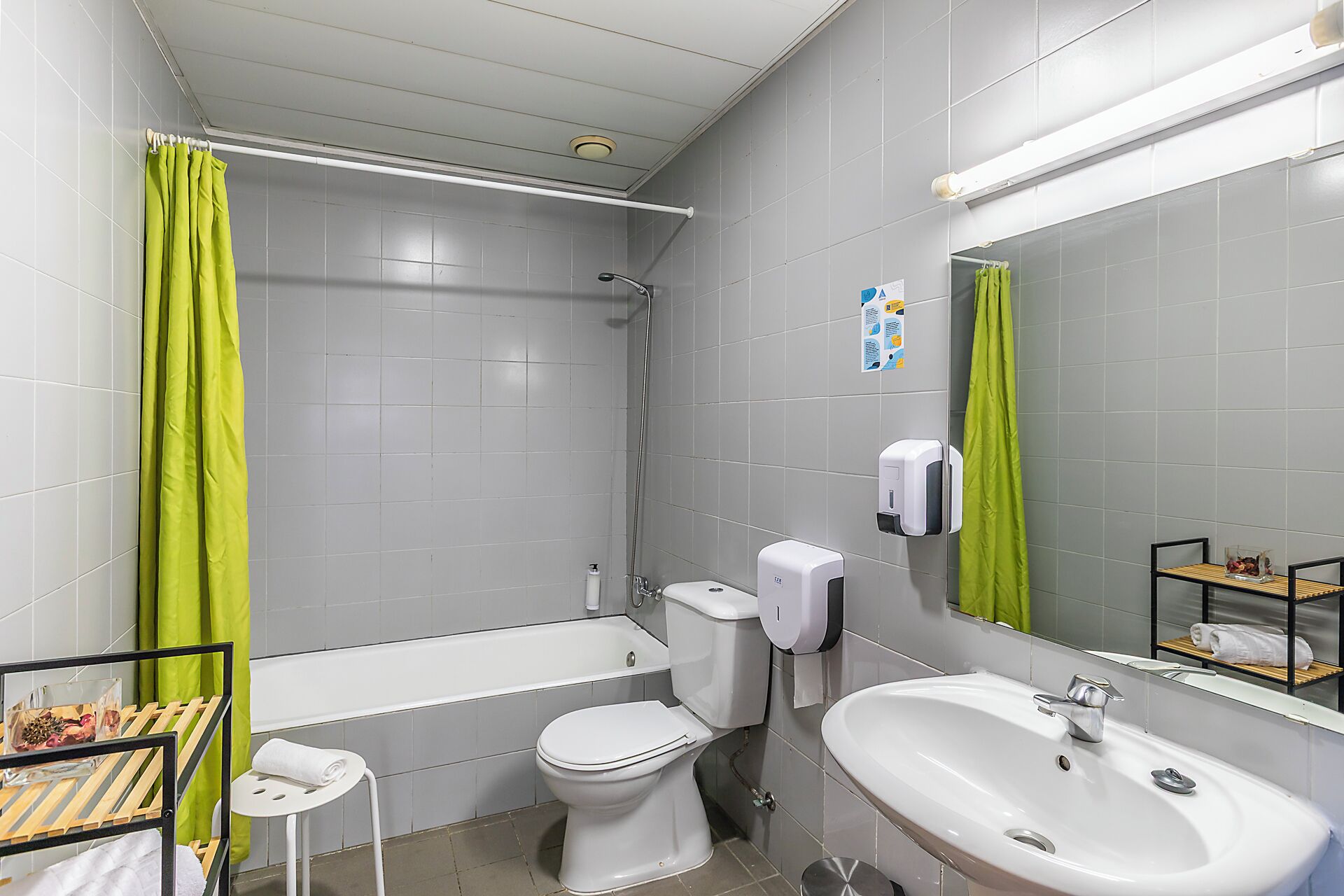 Un baño con inodoro, lavabo y ducha.