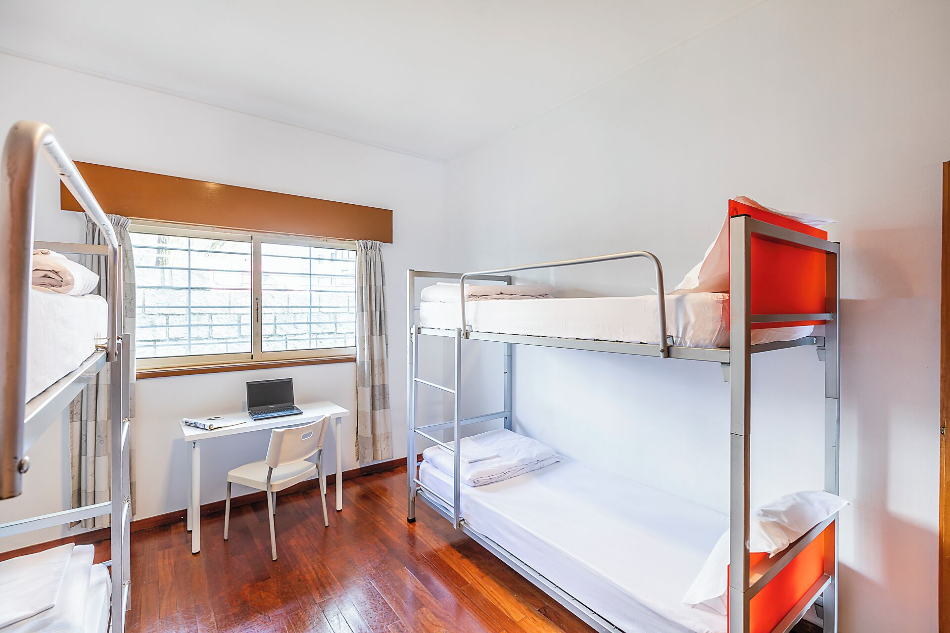 Fer et planche à repasser, Wi-Fi gratuit, draps fournis