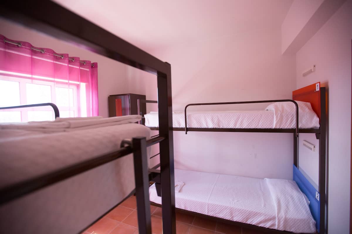 Cortinas opacas, wifi gratis, ropa de cama