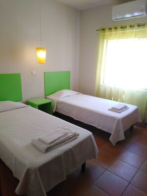 Twin Room | Blackout curtains, free WiFi, bed sheets - HI Portimão – Pousada de Juventude - Hostel (Portimão)