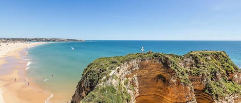 Una spiaggia nelle vicinanze