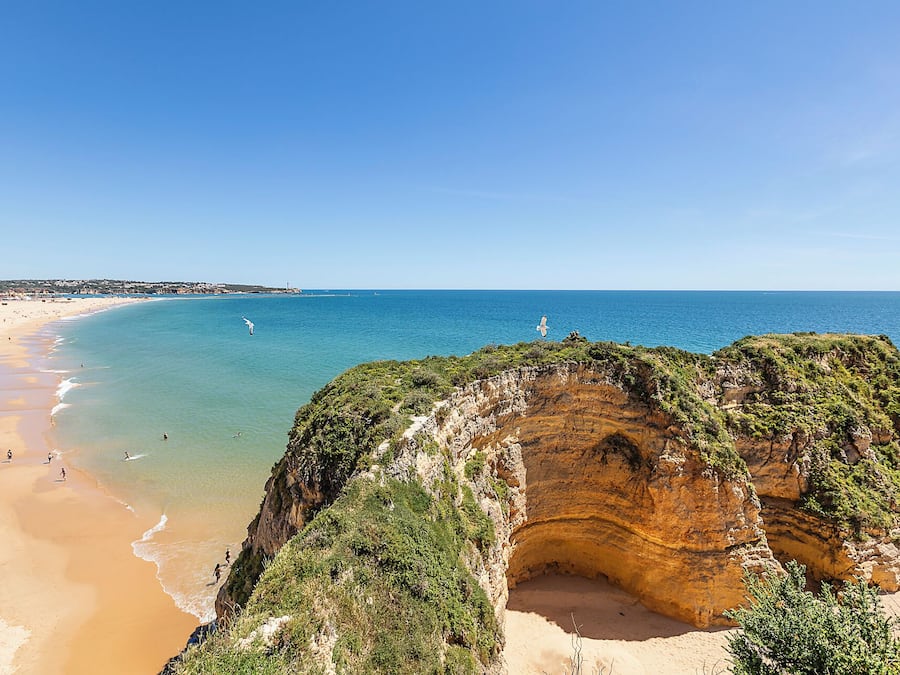 Una spiaggia nelle vicinanze