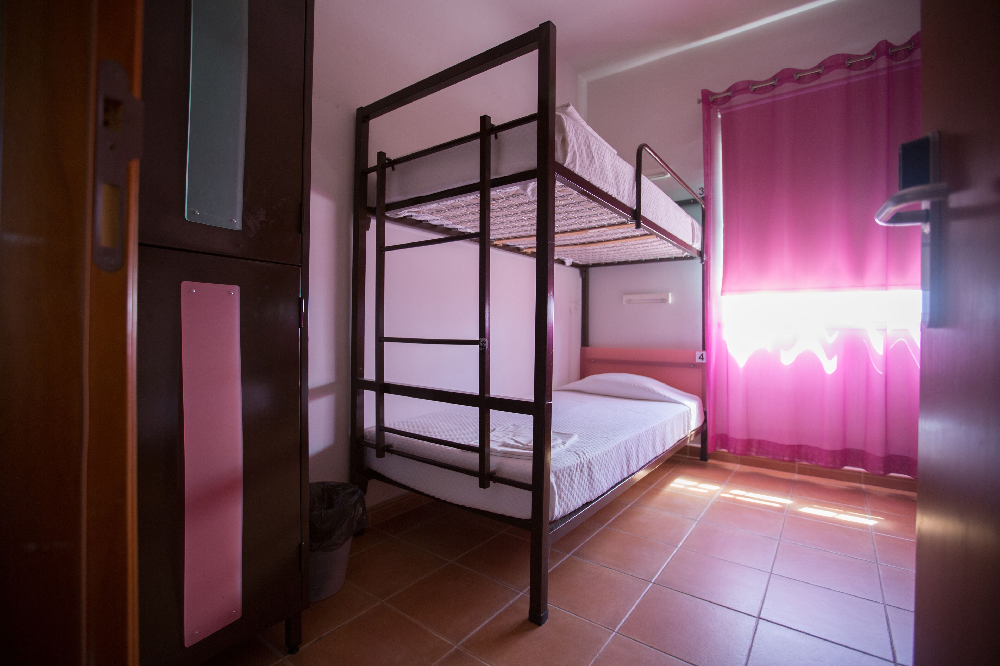 Cortines opaques, wifi gratuïta i roba de llit 