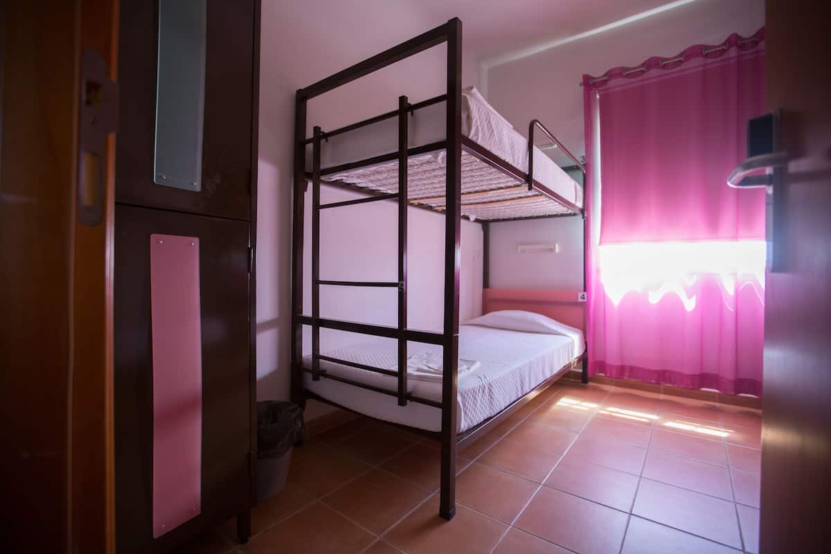 Cortinas opacas, wifi gratis, ropa de cama