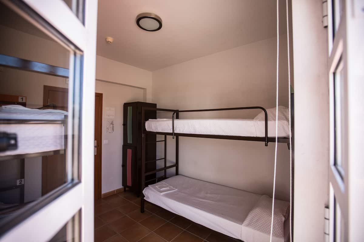 Cortinas opacas, wifi gratis, ropa de cama