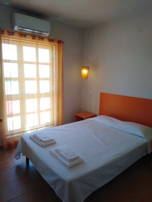 Chambre double | Rideaux d’obscurcissement, accès au Wi-Fi (inclus), literie fournie