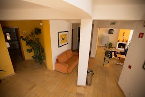 Coin salon dans le hall