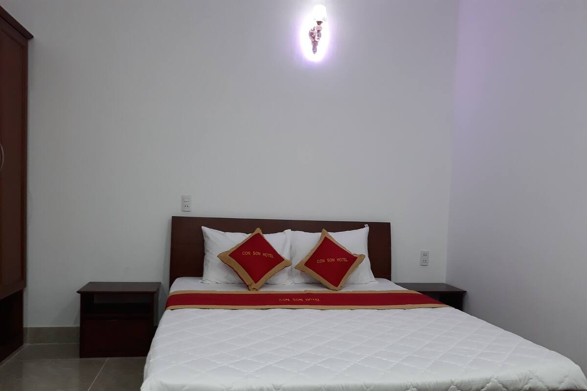Desk, free WiFi, bed sheets
