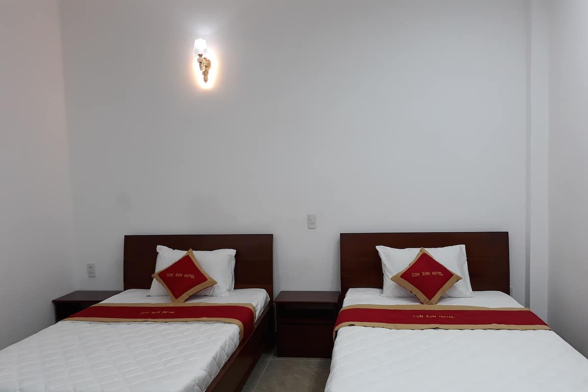 Standard Twin Room | Desk, free WiFi, bed sheets