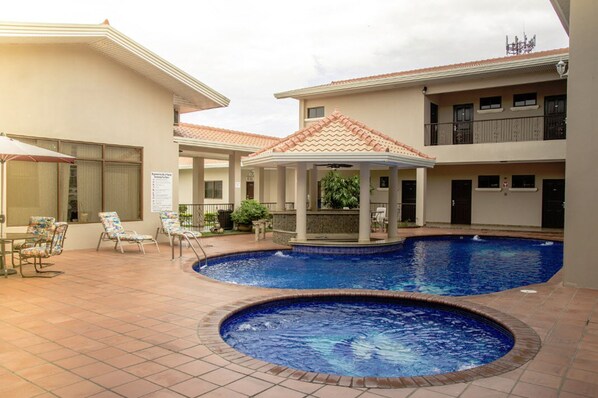 2 piscinas al aire libre (de 07:00 a 17:00), sombrillas, tumbonas