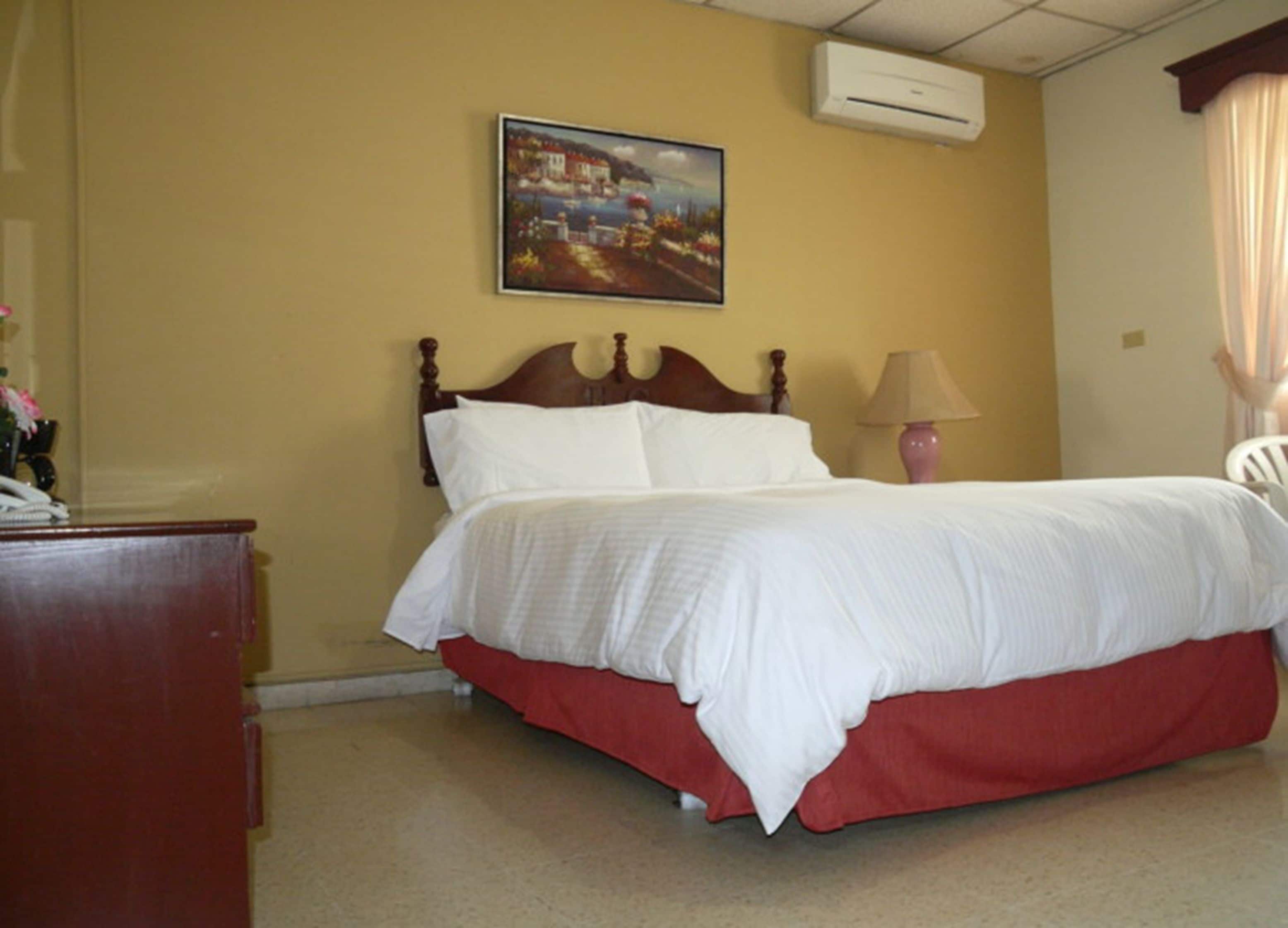 deluxe room | in-room safe, desk, iron/ironing board, free wifi