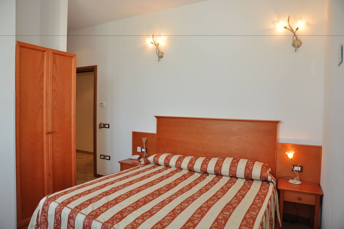 Habitación con 1 cama matrimonial o 2 individuales, vista a la montaña | Escritorio y ropa de cama