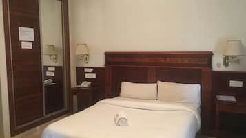 Classic Room | 1 bedroom, in-room safe, desk, laptop workspace