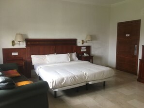 Rom – superior | 1 soverom, safe på rommet, skrivebord og skrivebord for bærbar PC