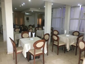 Frokost og middag serveres, lokale og internasjonale retter