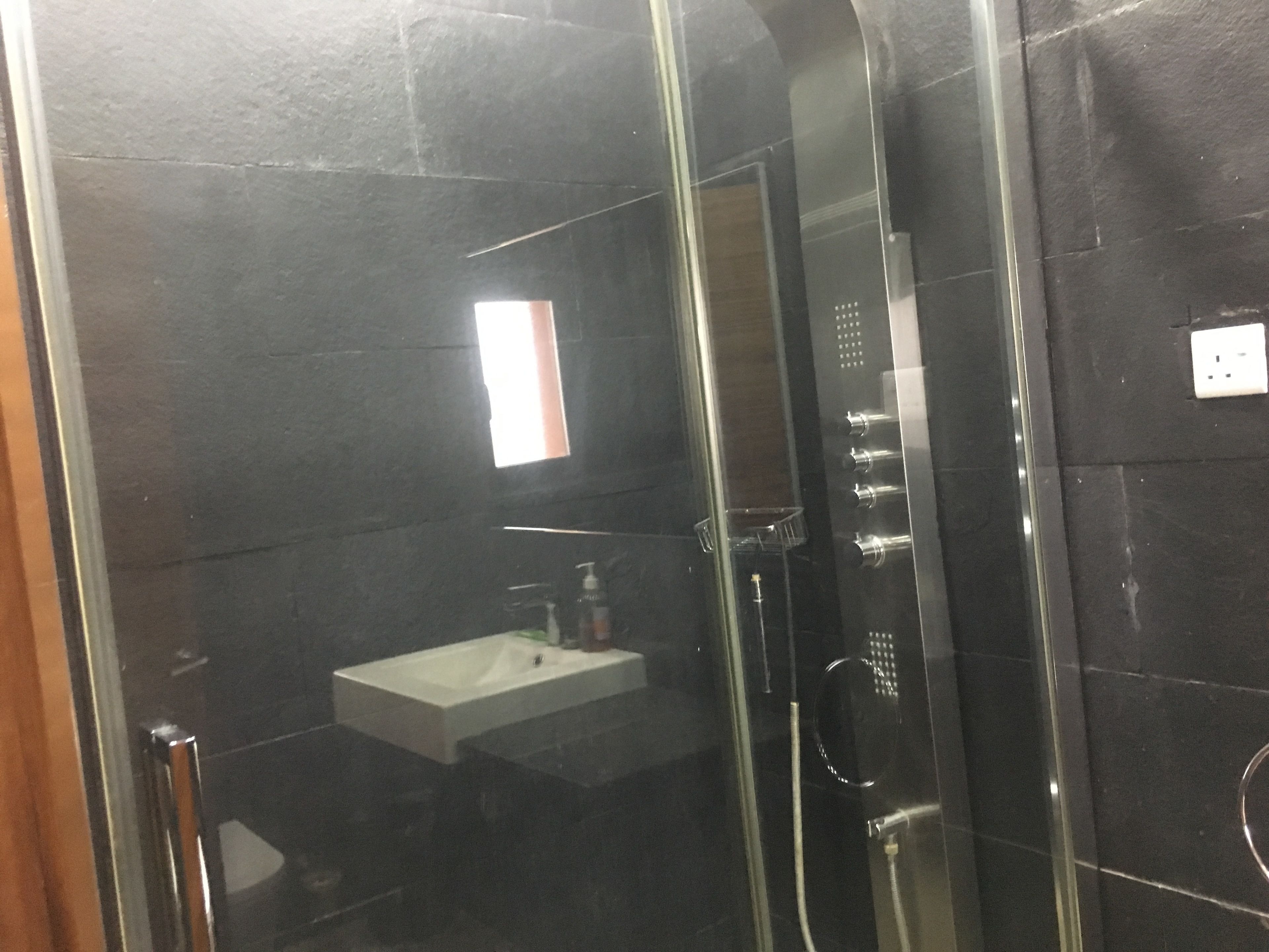 Suite | Bathroom | Shower, rainfall showerhead, free toiletries, towels