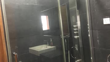 Suite | Bathroom | Shower, rainfall showerhead, free toiletries, towels