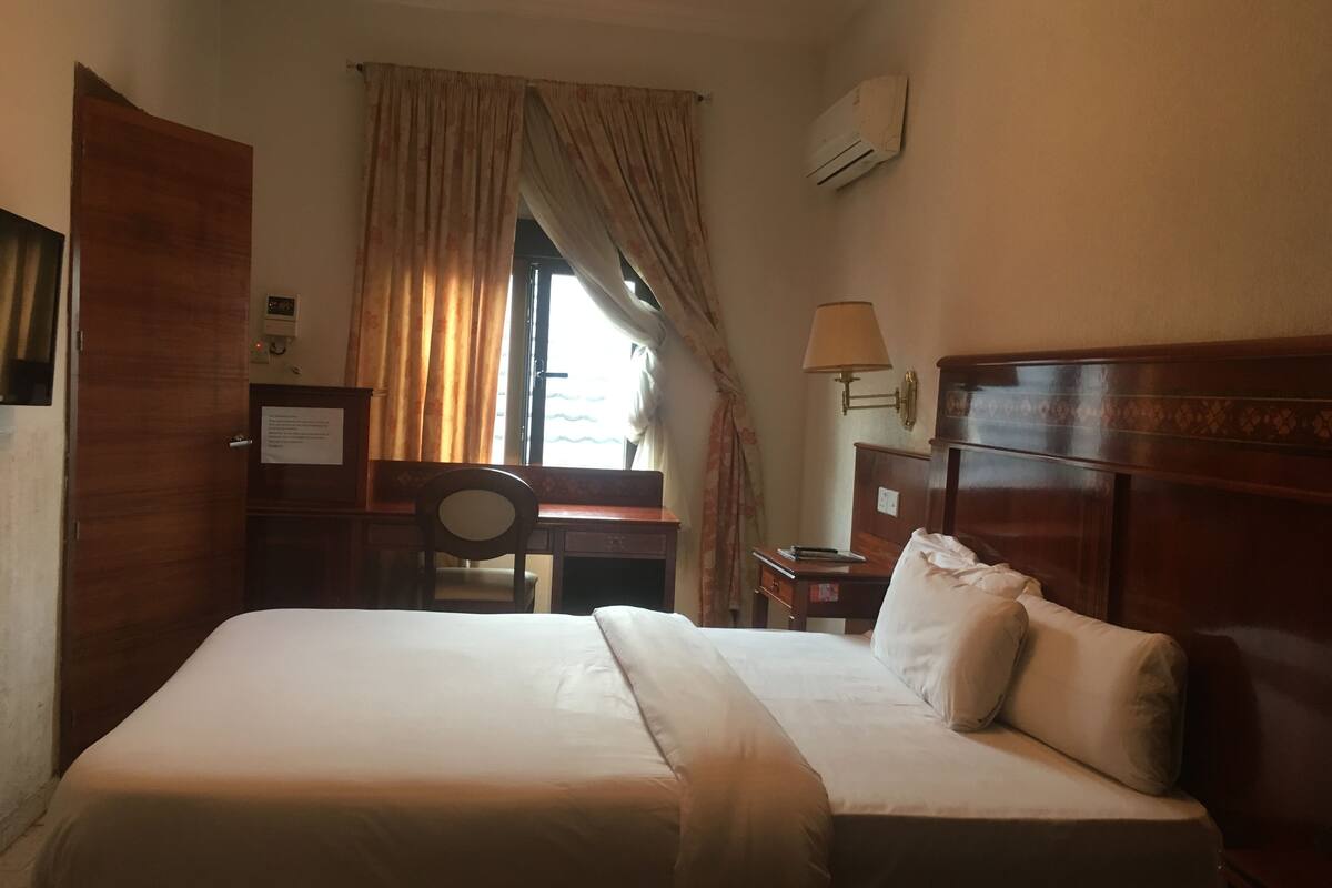 Classic Room | 1 bedroom, in-room safe, desk, laptop workspace