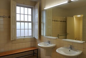 Kamar Basic, hanya laki-laki | Kamar mandi