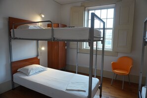 Kamar Basic, hanya laki-laki | 6 kamar tidur, tirai kedap cahaya, dan setrika/meja setrika