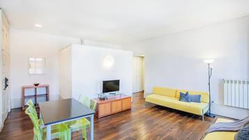 Apartamento, 1 quarto | Área de estar | Livros